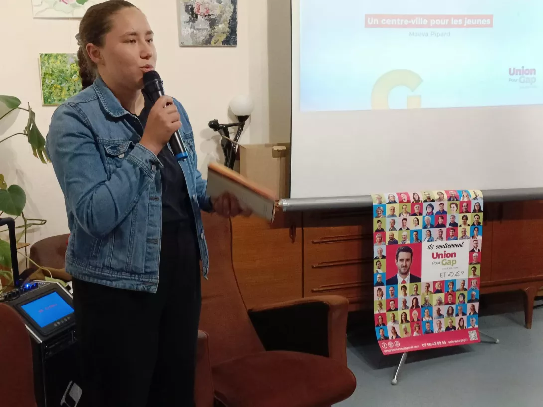 Maëva présentant la réunion sur le centre-ville