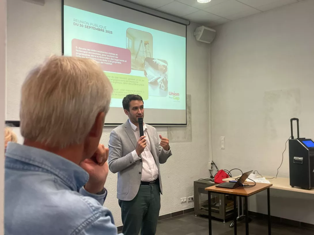 Elie devant l'écran - Réunion Publique - 30 Septembre 2025