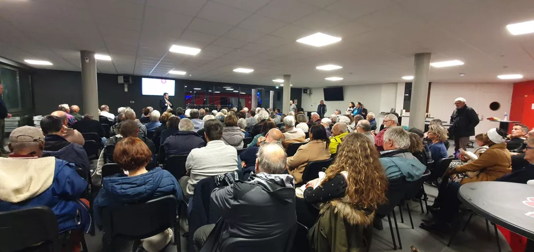 Public assistant à la réunion publique à l'Alp Arena