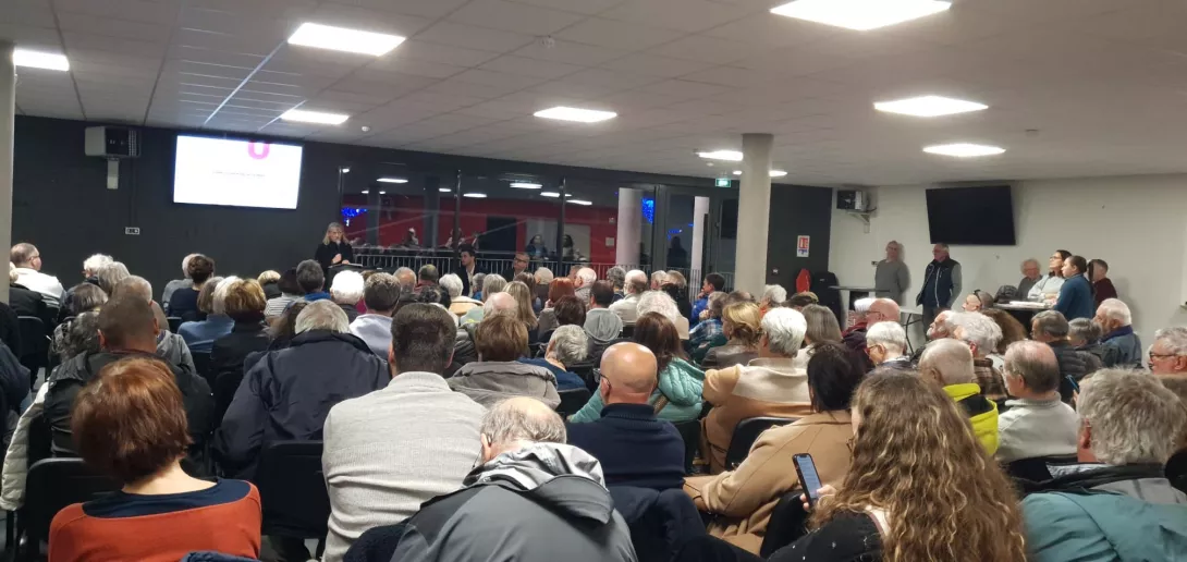 Public assistant à la réunion publique à l'Alp Arena