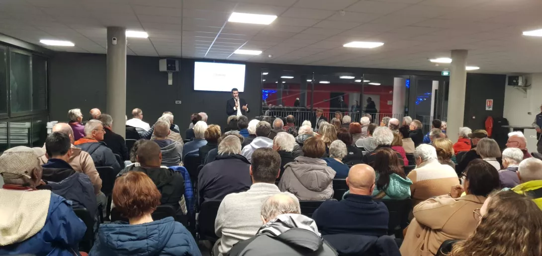 Public assistant à la réunion publique à l'Alp Arena